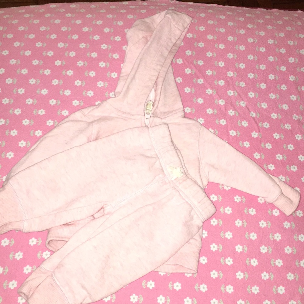 3/$25 ⭐️ 👶🏽 Carters pink sweatsuit 👶🏽